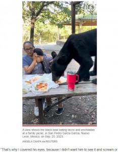 クマへの挑発を避けるためにサンティアゴ君の目を覆い、じっと耐えるしかなかったシルビアさん（画像は『New York Post　2023年9月27日付「Mother bravely shields her son as bear leaps on picnic table to devour tacos and enchiladas」（ANGELA CHAPA via REUTERS）』のスクリーンショット）