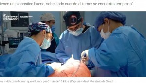 外科医、婦人科医、麻酔科医、看護のチームが結成され、腫瘍の摘出手術が行われた。当時の動画の一部は、同病院のSNSで公開された（画像は『Infobae　2023年10月9日付「Extirparon un tumor de más de 13 kilos a un mujer en Guayaquil」（Captura video/ Ministerio de Salud）』のスクリーンショット）