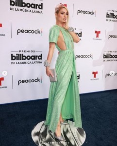 「ビルボード・ラテン・ミュージック・アワード」に出席したパリス・ヒルトン。鮮やかなグリーンのドレスを纏ってレッドカーペットに登場した（画像は『Paris Hilton　2023年10月5日付Instagram「Such an incredible night at the ＠LatinBillboards Awards!」』のスクリーンショット）