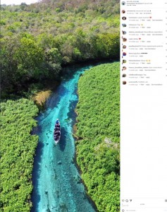 ブラジル西部マットグロッソ・ド・スル州ボニートを流れるスクリウ川でボートツアーをするチェーリオさん。「世界で最も透明度が高い川の一つ」と呼ぶだけあって美しい（画像は『Célio Araújo　2023年8月17日付Instagram「Inesquecível esse lugar」』のスクリーンショット）