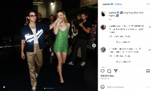 8月には、ジョー・ジョナスと手を繋いで歩く姿を自身のInstagramに投稿していたソフィー・ターナー（画像は『S O P H I E T U R N E R　2023年8月15日付Instagram「long long New York nights」』のスクリーンショット）