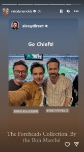 友人ヒュー・ジャックマンと観戦に訪れたライアン・レイノルズ。トラヴィスが所属するカンザスシティ・チーフスを応援したようだ（画像は『Ryan Reynolds　2023年10月1日付Instagram』のスクリーンショット）