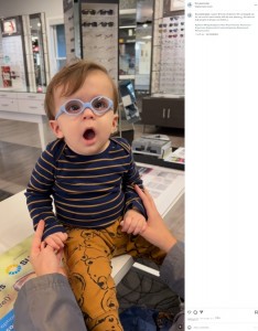ローガン君は口をポカンと大きく開け、明らかに驚いた表情を見せており、ママとスタッフの顔を交互に見つめているようだった（画像は『Focus Eye Care PC　2023年9月30日付Instagram「Logan’s first pair of glasses!」』のスクリーンショット）