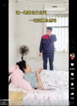 【海外発！Breaking News】10年間母親を介護してきた男性、母親に土下座して「もう頑張れない」（中国）＜動画あり＞