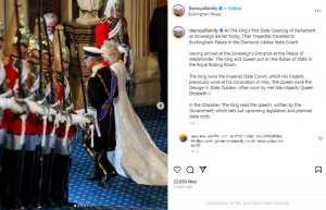 馬車で到着後、国会議事堂に入場するチャールズ国王夫妻。国王は軍服を着用し、カミラ王妃は白いドレスを纏っていた（画像は『The Royal Family　2023年11月7日付Instagram「At The King’s first State Opening of Parliament as Sovereign earlier today,」』のスクリーンショット）
