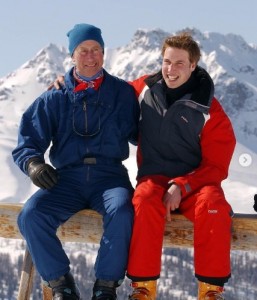 2004年、スイスのスキーリゾートで休暇を過ごしたチャールズ皇太子とウィリアム王子（ともに当時）。身体を寄せ合い、楽しそうな笑顔を浮かべている（画像は『The Prince and Princess of Wales　2023年11月14日付Instagram「Wishing His Majesty The King a very happy 75th birthday!」』のスクリーンショット）
