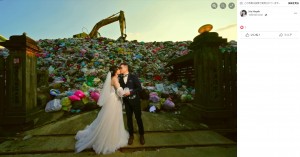 【海外発！Breaking News】カップルがゴミ山を背景にした結婚写真で環境問題を訴える（台湾）