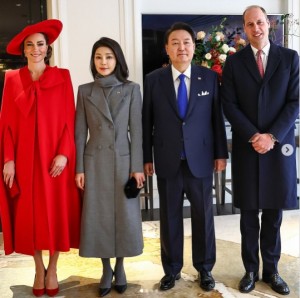 【イタすぎるセレブ達】ウィリアム皇太子夫妻、韓国の大統領夫妻を迎える　キャサリン皇太子妃は赤のワントーンコーデで登場