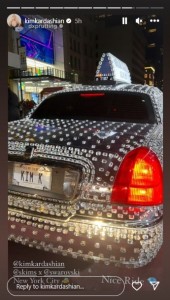 「Swarovski x SKIMS」のためにカスタマイズされた豪華なタクシー。ナンバープレートは「KIM」と記されている（画像は『Kim Kardashian　2023年11月8日付Instagram』のスクリーンショット）