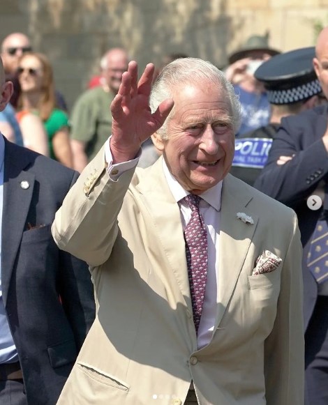 現地時間14日に75歳の誕生日を迎えるチャールズ国王。11日には最新ポートレートが公開された（画像は『The Royal Family　2023年6月12日付Instagram「Thank you to everyone who welcomed The King to Pickering today!」』のスクリーンショット）