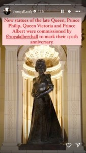 高さ2メートルもある女王の銅像は、英アーティストによって制作された。国王は銅像を見上げ、涙ぐむ場面もあった（画像は『The Royal Family　2023年11月11日付Instagram』のスクリーンショット）