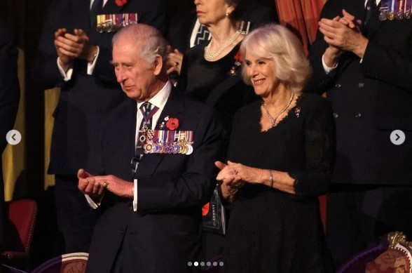 「リメンバランス・デー」の記念コンサートに出席したチャールズ国王とカミラ王妃。国王は会場前で亡き両親の銅像を除幕した（画像は『The Royal Family　2023年11月11日付Instagram「This evening The King and Queen,」』のスクリーンショット）