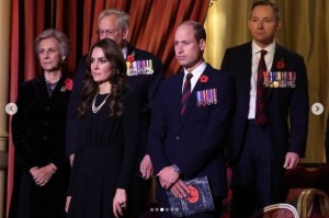 「リメンバランス・デー」のコンサート会場のロイヤル・ボックスに立つキャサリン皇太子妃。エリザベス女王が所有したパールの3連ネックレスを着けていた（画像は『The Royal Family　2023年11月11日付Instagram「This evening The King and Queen,」』のスクリーンショット）