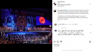 「ロイヤル・アルバート・ホール」で開催された戦没者を追悼するコンサート。巨大スクリーンには赤いポピーの花が映し出された（画像は『The Royal Family　2023年11月11日付Instagram「This evening The King and Queen,」』のスクリーンショット）