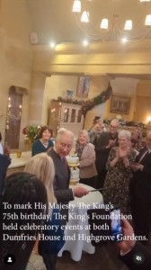 ハイグローブ・ハウスで開催した75歳の誕生日会。チャールズ国王は大きなケーキを前に、ナイフカットを行った（画像は『The Royal Family　2023年11月14日付Instagram「His Majesty The King today attended a birthday party at ＠highgrovegarden in Gloucestershire」』のスクリーンショット）