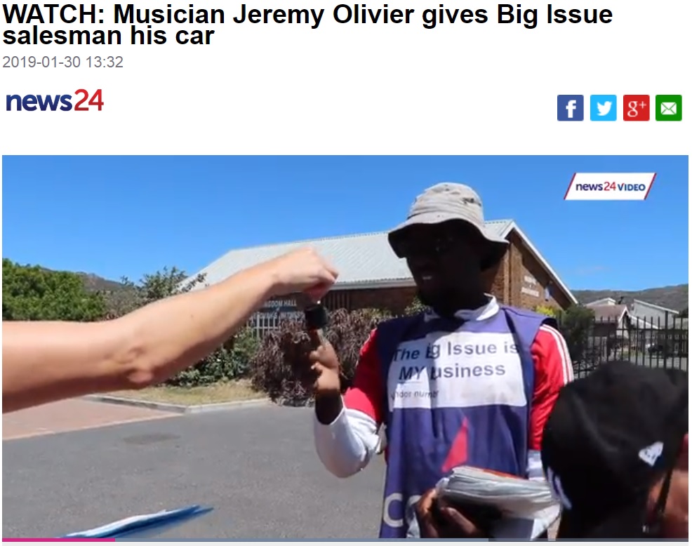南アフリカで10年以上も雑誌「ビッグイシュー」を販売してきた男性。2019年1月、ある人から車をプレゼントされ、驚きのあまり呆然としていた（画像は『News24　2019年1月30日付「WATCH: Musician Jeremy Olivier gives Big Issue salesman his car」』のスクリーンショット）