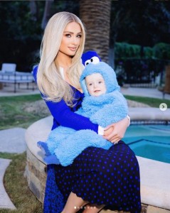 今年1月に代理母出産により誕生した息子フェニックス君。母パリスに抱かれ、幸せそうな笑顔を見せている（画像は『Paris Hilton　2023年11月13日付Instagram「I think I might have an addiction to baby costumes」』のスクリーンショット）