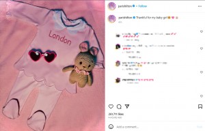 パリスがサプライズ公開したピンクのベビー服の写真。胸には誕生した女児の名前“London”の文字が刺繍されていた（画像は『Paris Hilton　2023年11月23日付Instagram「Thankful for my baby girl」』のスクリーンショット）
