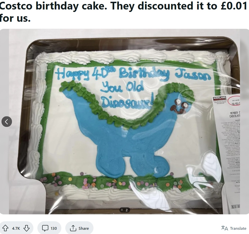 今年5月、イギリスのコストコで購入した“恐竜”デザインの誕生日ケーキが「ナメクジに足が生えているかのよう」と注目を集める（画像は『No1-fruitcake　2023年5月8日付Reddit「Costco birthday cake」』のスクリーンショット）