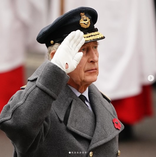 「リメンバランス・サンデー」追悼式典に参列したチャールズ国王。戦没慰霊碑“セノタフ”の前で敬礼を捧げた（画像は『The Royal Family　2023年11月12日付Instagram「The King, as Commander in Chief of the Armed Forces, salutes The Cenotaph」』のスクリーンショット）