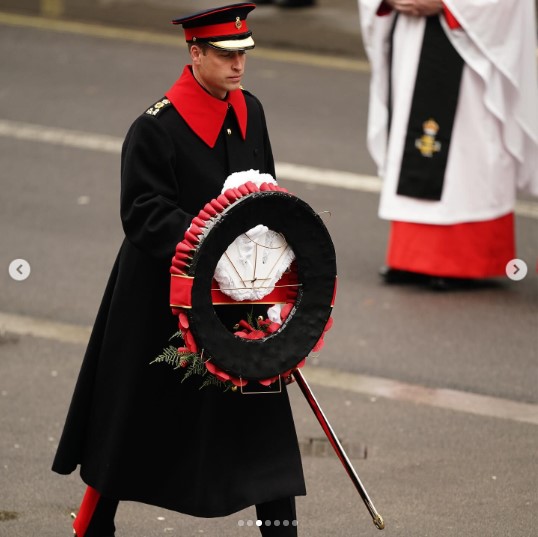 国王に続き、花輪の献上に向かうウィリアム皇太子。この日はあいにくの雨に見舞われた（画像は『The Royal Family　2023年11月12日付Instagram「The King, as Commander in Chief of the Armed Forces, salutes The Cenotaph」』のスクリーンショット）