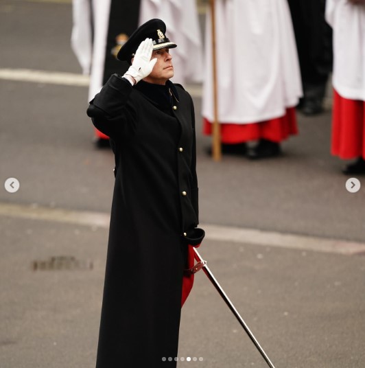 慰霊碑を見上げ、敬礼を捧げるエドワード王子。セノタフは「空の墓」を意味し、戦没者の不在を象徴している（画像は『The Royal Family　2023年11月12日付Instagram「The King, as Commander in Chief of the Armed Forces, salutes The Cenotaph」』のスクリーンショット）
