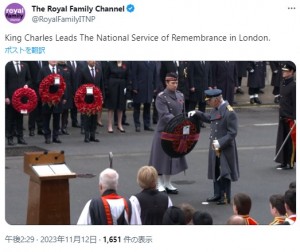 セノタフに赤いポピーの花輪を献上するチャールズ国王。祖父ジョージ6世が捧げた花輪に敬意を表したデザインだ（画像は『The Royal Family Channel　2023年11月12日付X「King Charles Leads The National Service of Remembrance in London.」』のスクリーンショット）