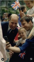 【イタすぎるセレブ達】ウィリアム皇太子、単独でシンガポールに到着　群衆の赤ちゃんに指を握られて微笑み合う