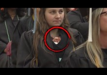 【海外発！Breaking News】生後10日の娘を抱き、大学の卒業式に出席した2児の母「夢を諦めないで！」（米）＜動画あり＞