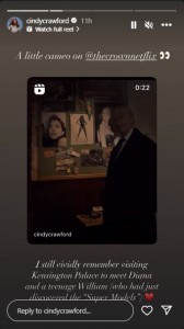 ドラマ『ザ・クラウン』シーズン6で登場するワンシーン。フィリップ王配がウィリアム王子の部屋に貼られた写真を眺めている（画像は『Cindy Crawford　2023年12月19日付Instagram』のスクリーンショット）
