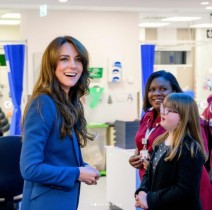 【イタすぎるセレブ達】キャサリン皇太子妃、サファイアジュエリーと同色のパンツスーツを着用　小児病院の新病棟開院式典へ