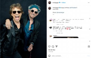 ミック・ジャガーが公開したキースとのツーショット。サングラス姿の2人は、肩を組んで笑顔を見せている（画像は『Mick Jagger　2023年12月18日付Instagram「Happy birthday ＠officialkeef !」』のスクリーンショット）