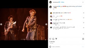 ロン・ウッドが公開した、キースとステージで演奏中のツーショット。ギターをかきならし、激しいパフォーマンスを披露している（画像は『Ronnie Wood　2023年12月18日付Instagram「Happy 80th birthday ＠officialkeef!」』のスクリーンショット）