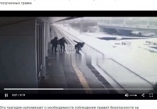 【海外発！Breaking News】ホームから転落した18歳男性、侵入した電車にはねられるも奇跡的に救出（露）＜動画あり＞