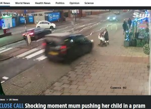 【海外発！Breaking News】ベビーカーを押す母親の目の前で車が横転する衝撃映像　母親が機転を利かせる（英）＜動画あり＞