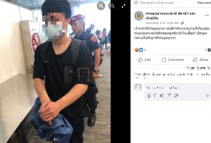 空港の保安検査場で検査を受ける前の台湾人の男。職員が異様に膨れた股間がモゾモゾ動くのを見て不審に思ったという（画像は『กรมอุทยานแห่งชาติ สัตว์ป่า และพันธุ์พืช　2023年12月5日付Facebook「เจ้าหน้าที่กรมอุทยานฯ สนธิกำลังหน่วยงานที่เกี่ยวข้อง」』のスクリーンショット）