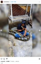 【海外発！Breaking News】亡くなったニシキヘビを抱きしめて悲しむ飼い主の姿に「思った以上に涙が出る」（マレーシア）＜動画あり＞