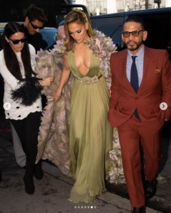 「エリー・サーブ」のショー会場に到着したジェニファー・ロペス。豪華なケープをスタッフに支えられながら歩いている（画像は『Jennifer Lopez　2024年1月24日付Instagram「Couture」』のスクリーンショット）