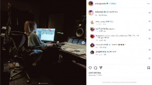 昨年12月、レコーディングスタジオでの様子を公開したアリアナ。ついにファン待望の新曲が発表された（画像は『Ariana Grande　2023年12月7日付Instagram「UN MUTE PLS」』のスクリーンショット）