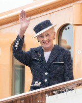 【イタすぎるセレブ達】デンマーク女王、君主として最後の公の場に　黄金の馬車に乗り笑顔で手を振る