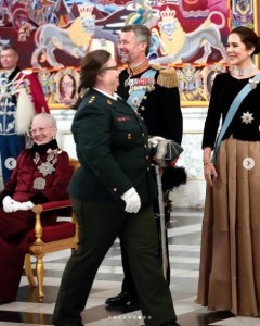 4日には君主として最後の新年のレセプションに出席したマルグレーテ女王。フレデリック皇太子とメアリー皇太子妃とともにゲストに新年の挨拶をした（画像は『DET DANSKE KONGEHUS　2024年1月4日付Instagram「Over 1.000 kurgæster ønskede i dag Hendes Majestæt Dronningen og Kronprinsparret ”godt nytår” på Christiansborg Slot.」』のスクリーンショット）