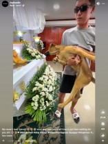【海外発！Breaking News】かけがえのない存在のママを亡くした犬、棺にしがみつき最後のお別れ（フィリピン）＜動画あり＞