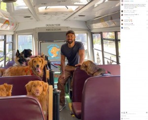 母親が犬の保護施設を経営しているというデンゼルさん。犬好きが高じ、2020年に「ラフ・アンド・パフ（Ruff and Puff）」を創業し、犬専用バスを自ら運転する（画像は『Ruff and Puff　2022年8月9日付Instagram「Doggie Day Camp」』のスクリーンショット）