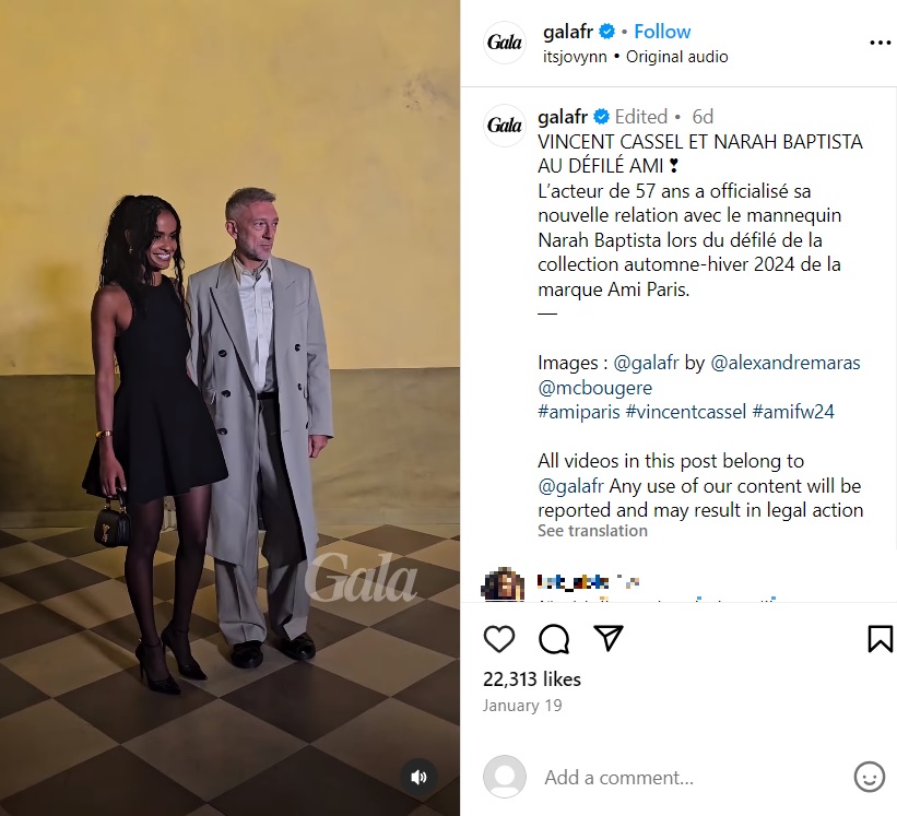 モデルのナラ・バプティスタと一緒に登場したヴァンサン・カッセル（画像は『Gala　2024年1月19日付Instagram「VINCENT CASSEL ET NARAH BAPTISTA AU DÉFILÉ AMI」』のスクリーンショット）