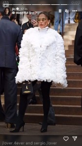 「スキャパレリ」のショーの会場前に現れたジェニファー・ロペス。白いバラのジャケットを羽織り、個性的なサングラスを着けている（画像は『Jennifer Lopez　2024年1月22日付Instagram』のスクリーンショット）