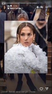 「スキャパレリ」の白いジャケットを纏うジェニファー・ロペス。全体には本物のバラの花びらが施されている（画像は『Jennifer Lopez　2024年1月22日付Instagram』のスクリーンショット）