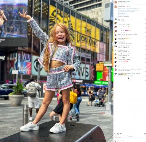 忙しいトレーニングの合間にモデルや女優業もこなし、子供版ミスコンに参加したこともあるキンリーちゃん。SNSには「子供らしく遊ぶべき」との声もあがっている（画像は『Kynlee Heiman　2023年8月29日付Instagram「New York」』のスクリーンショット）