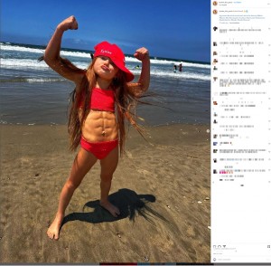 エンジェルさんは「娘の腹筋には遺伝的要因が関係している」と語る。4人きょうだいのうち3人には割れた腹筋があるそうだが、それはハードな訓練の賜物でもあるという（画像は『Kynlee Heiman　2023年6月23日付Instagram「Muscle Beach」』のスクリーンショット）