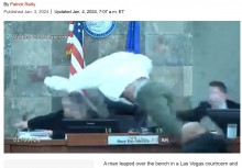 【海外発！Breaking News】判決に逆上した男、テーブルを飛び越え裁判官に飛びかかる（米）＜動画あり＞