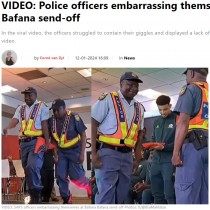 【海外発！Breaking News】サッカー南ア代表に国旗を渡す警察官、あまりのぎこちなさに選手ら爆笑＜動画あり＞